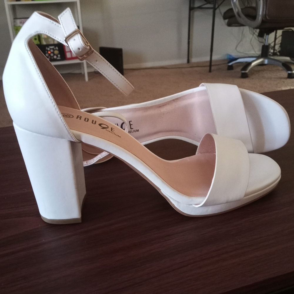 White high héeled sandles